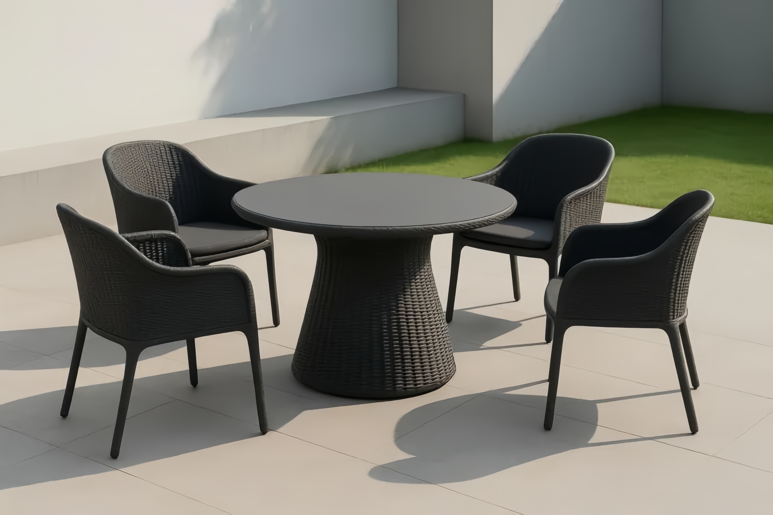 Ensemble de jardin en résine tressée avec table ronde et 4 fauteuils noirs