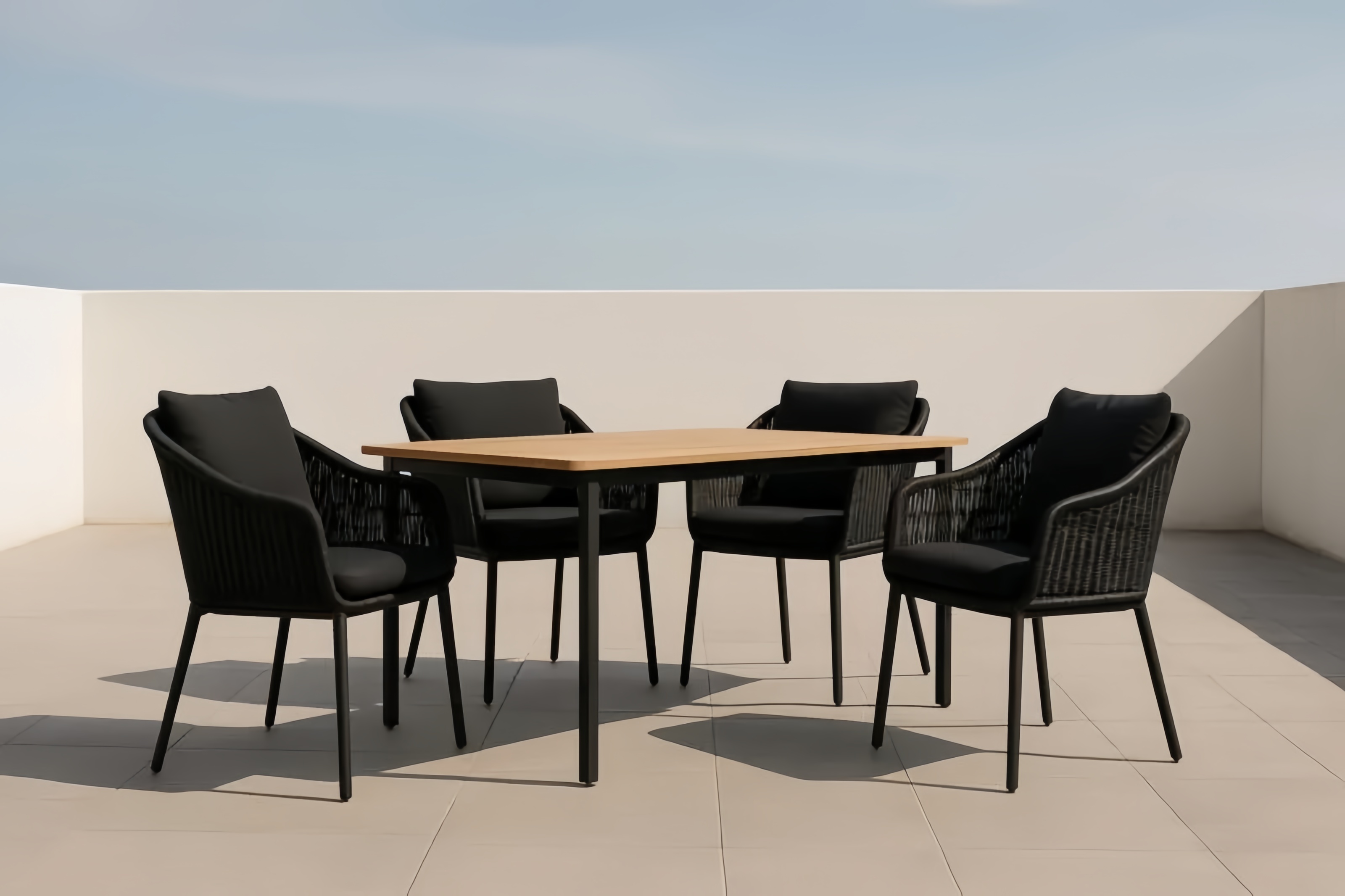 Ensemble table et chaises d'extérieur en aluminium noir avec plateau en teck