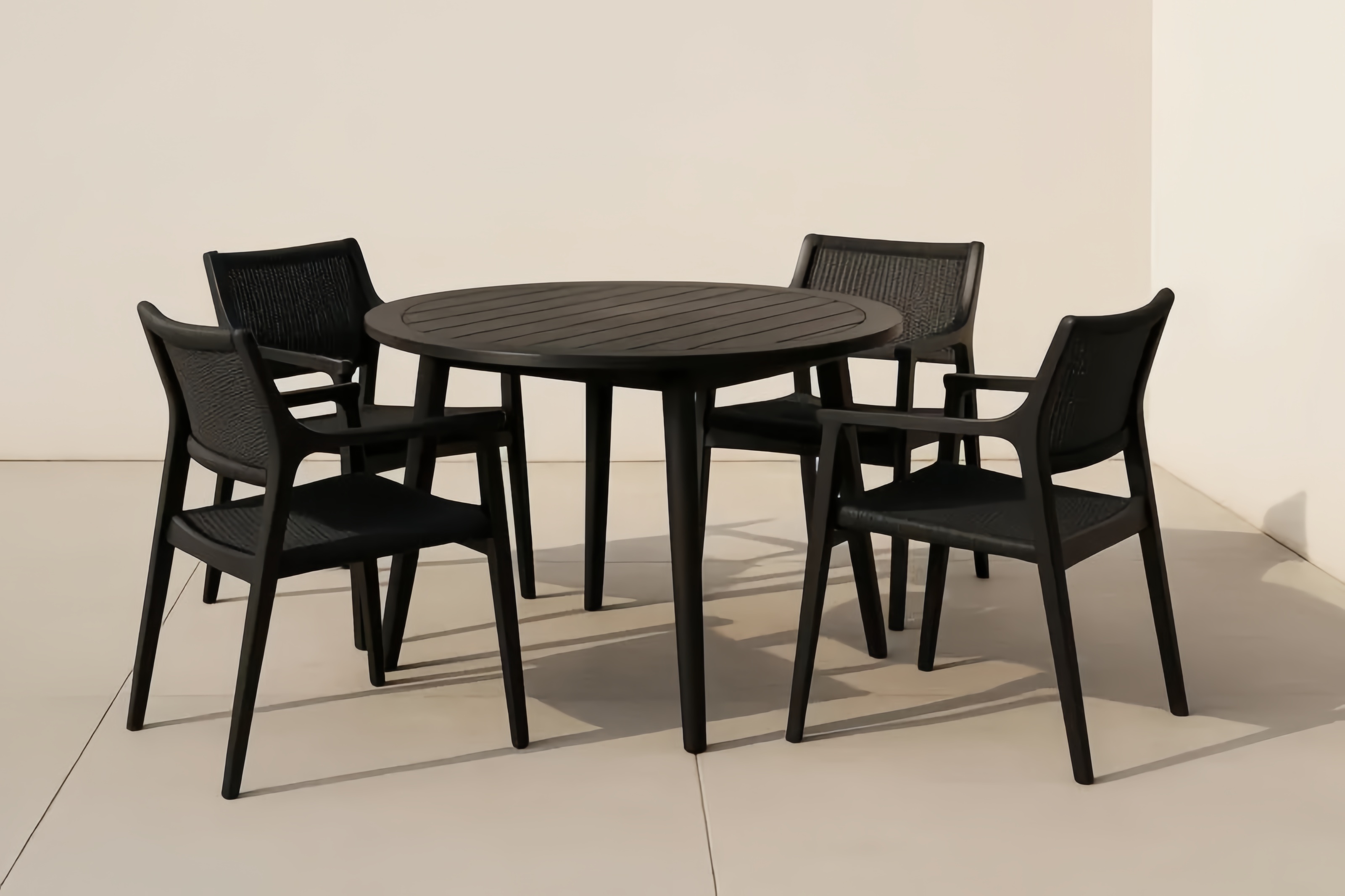 Ensemble de mobilier extérieur table ronde noire en aluminium avec chaises en résine