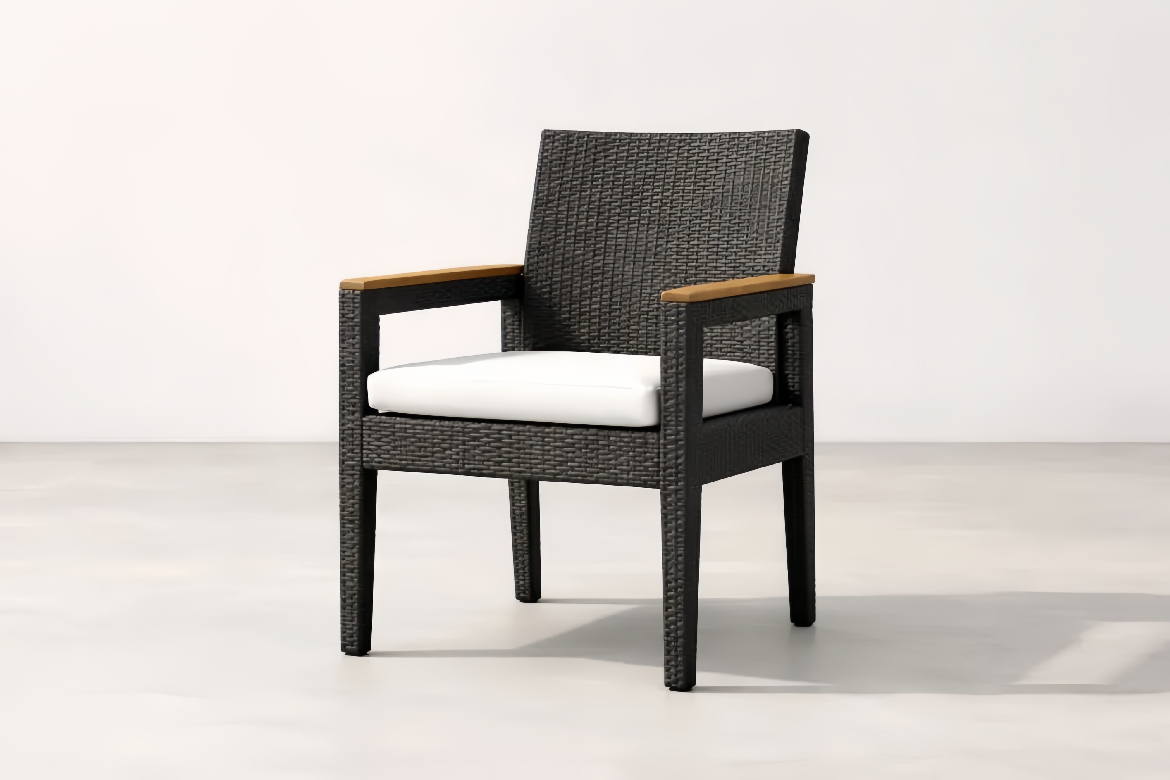 Chaise de salle à manger de jardin en résine tressée avec accoudoirs en bois massif