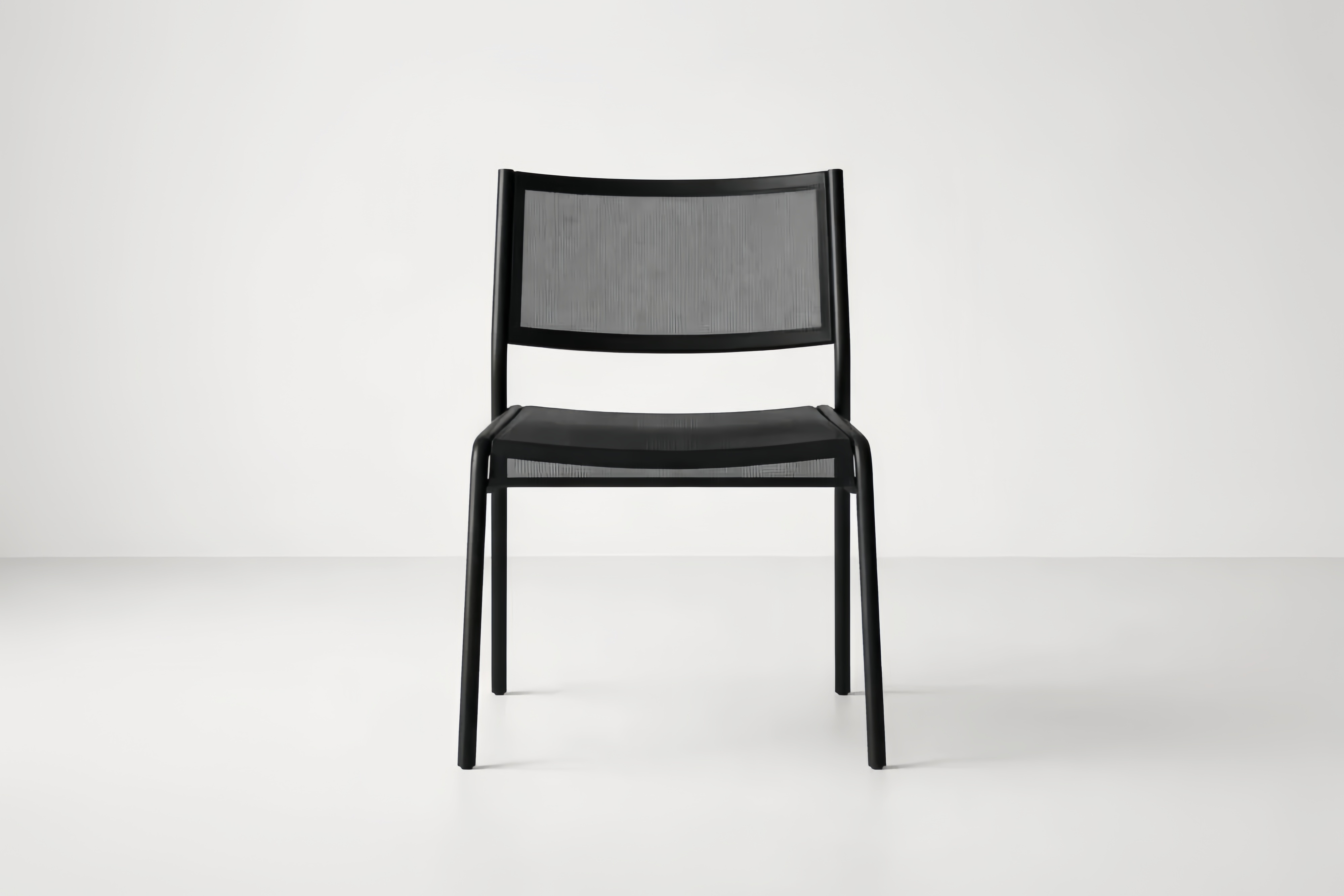 Chaise de salle à manger de jardin en acier noir avec assise en filet