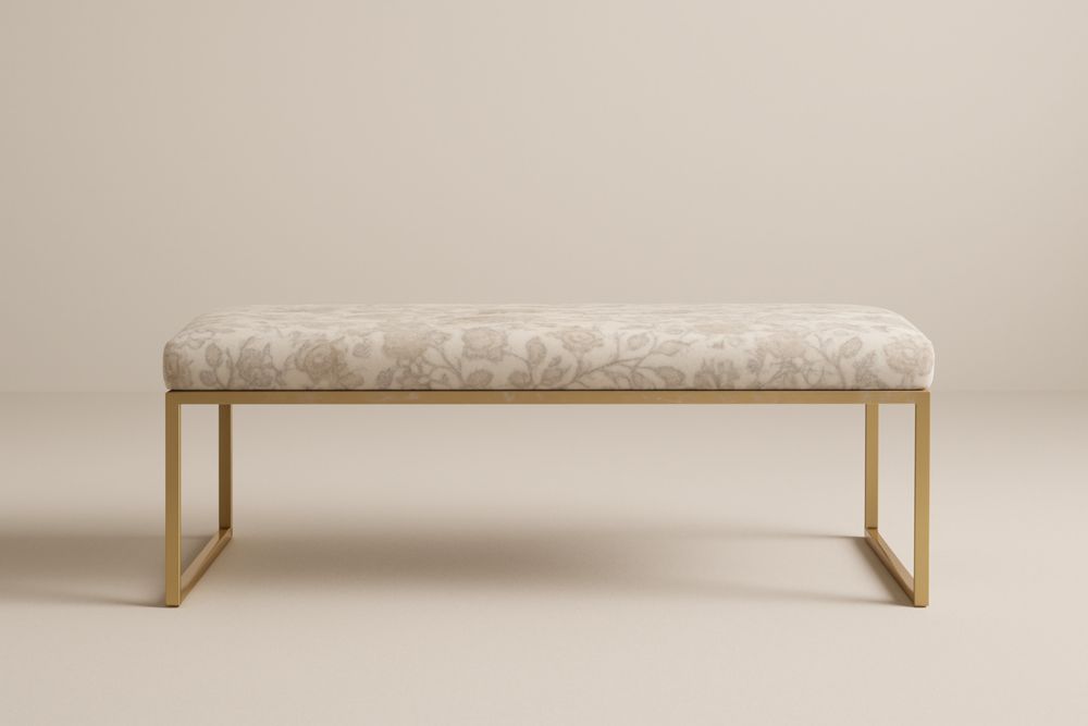 Panca fondo letto con tessuto floreale crema e base in metallo dorato