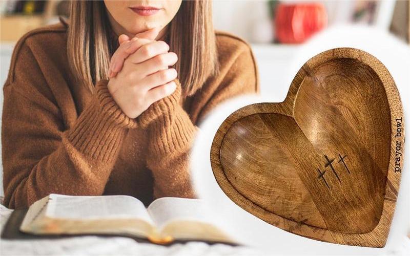 Wooden Heart Shaped Prayer Bowl with 24 Prayer Cards, Handcrafted Vintage Prayer Bowl with Cross & Letter Pattern, Religious Decorations for Home Living Room Bedroom Church Ornaments Christian Ornaments, Thanksgiving Home Decor, Thanksgiving Hostess Gifts