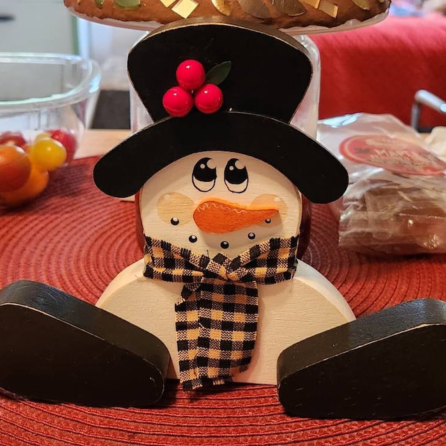 ☃️Winter Wood Sitting Snowman Vertical Pendant