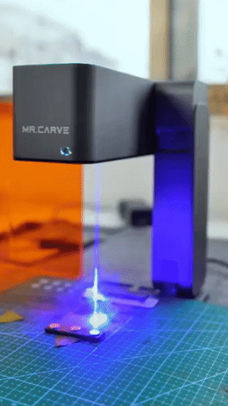 Minimáquina de grabado láser, capaz de grabar objetos.