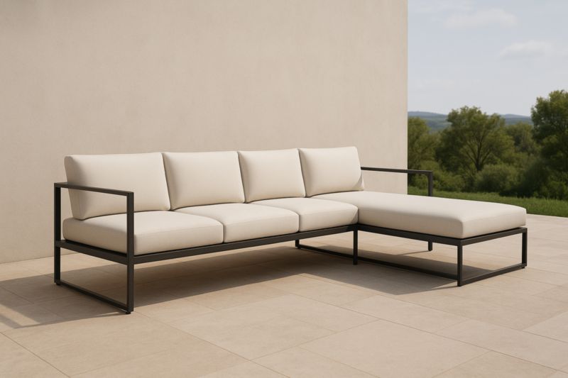 Divano ad angolo da esterno in metallo con cuscini crema