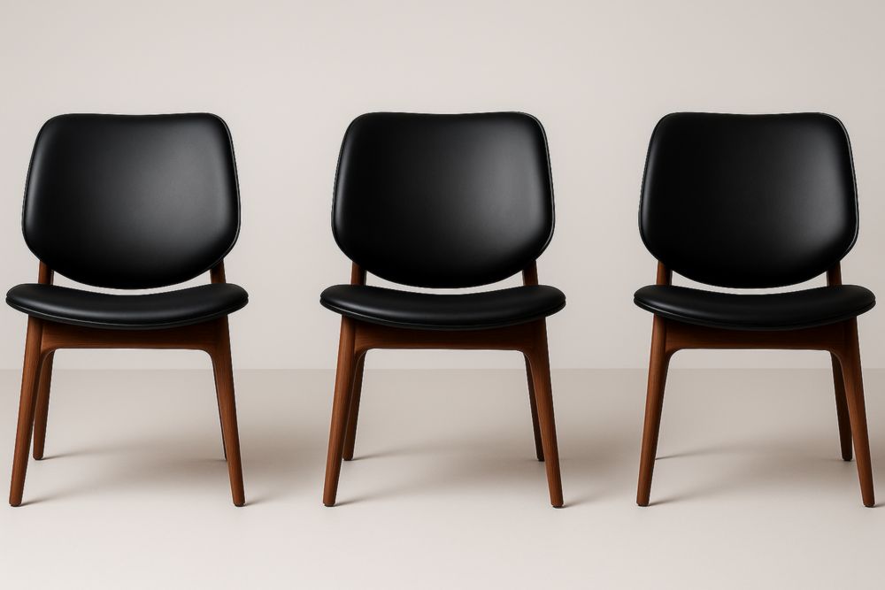 Set di 3 sedie da pranzo in legno con rivestimento in ecopelle nera