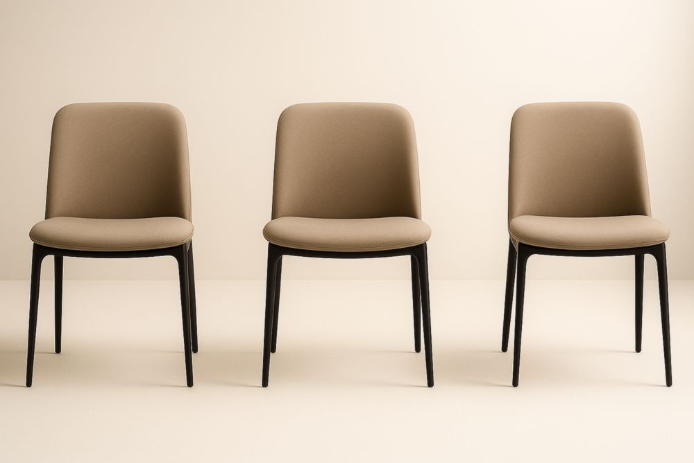 Set di 3 sedie da pranzo imbottite in tessuto beige con struttura in metallo nero