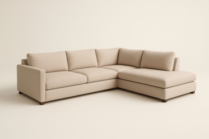 Divano angolare in tessuto beige con struttura in legno massello di pino