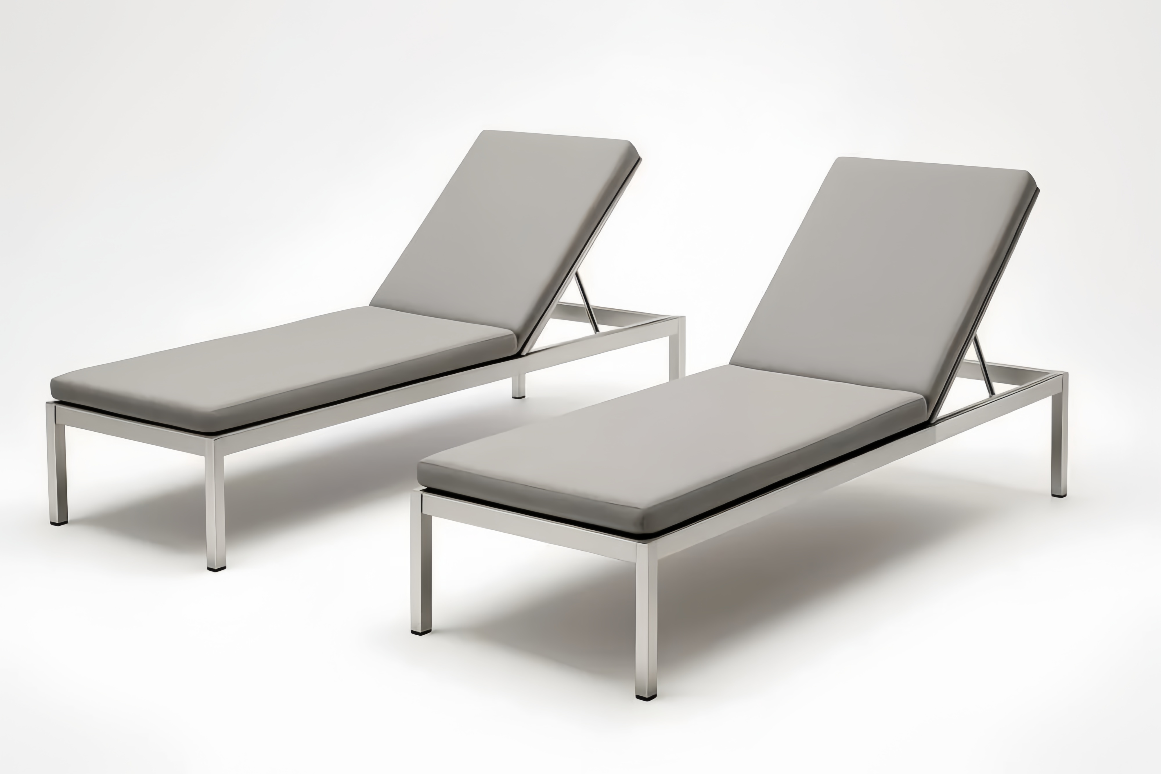 Lot de 2 chaises longues en métal avec coussins en tissu gris