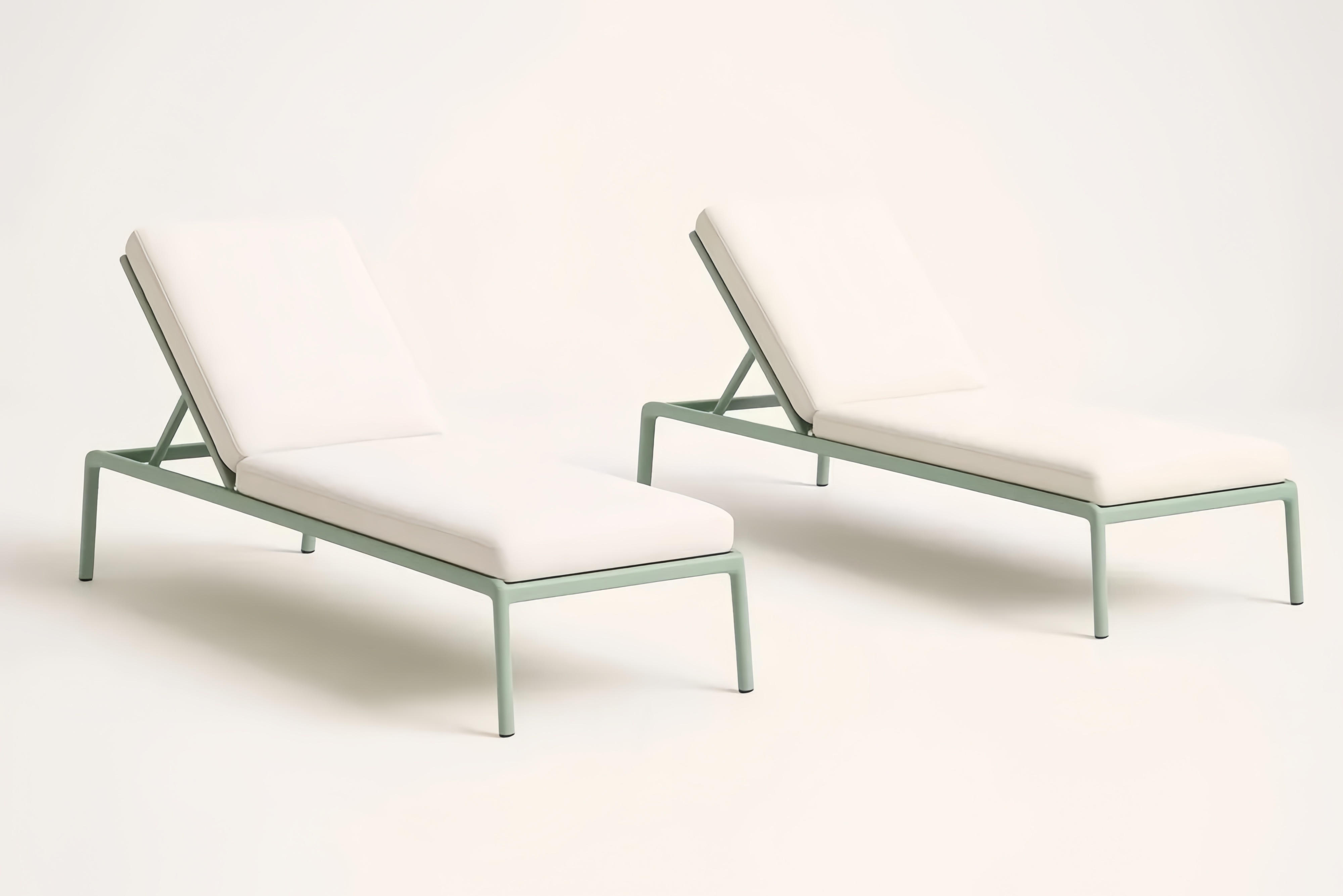 Lot de 2 chaises longues ajustables en aluminium vert Menthe avec coussins en polyester Blanc