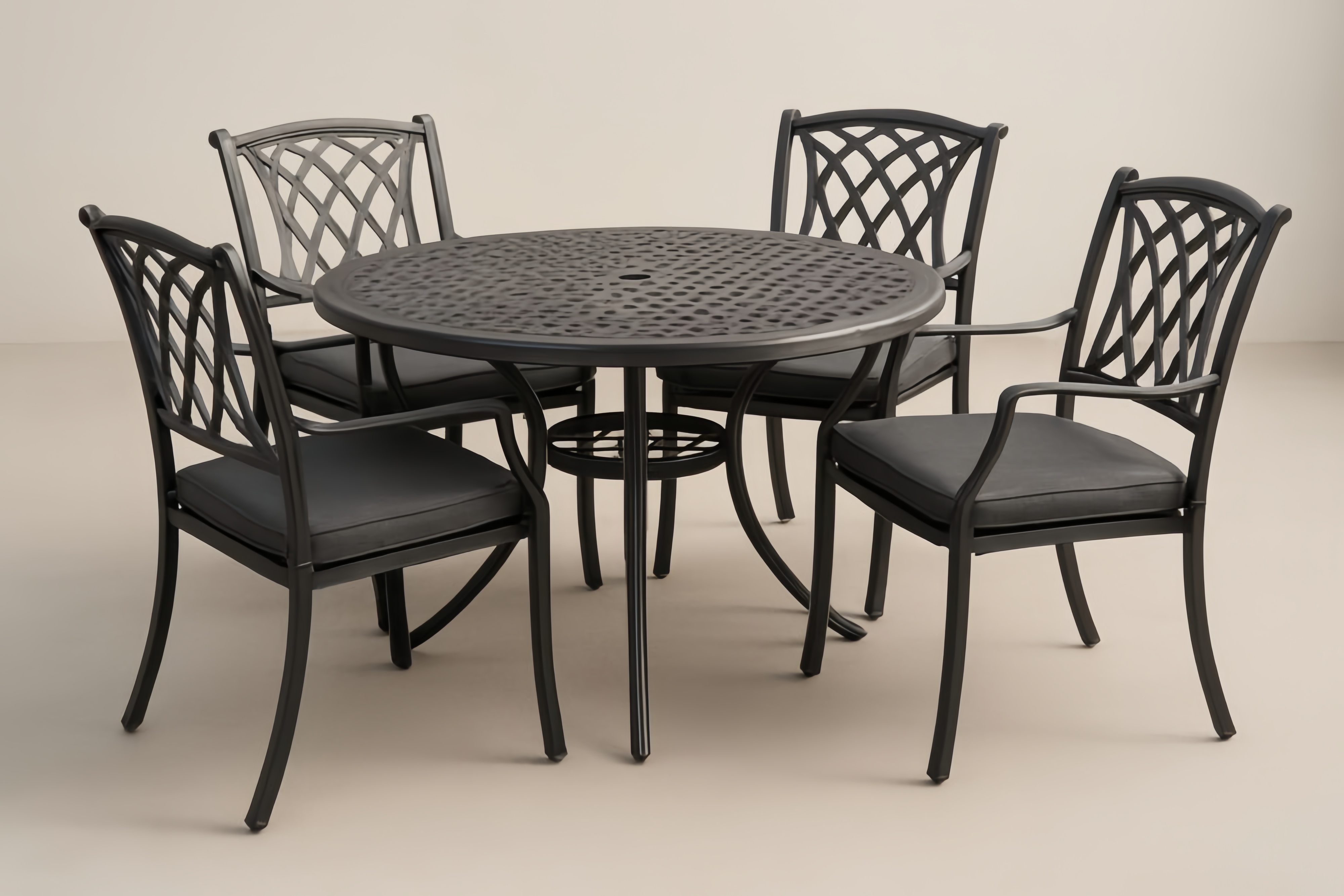 Ensemble de table ronde et chaises en acier noir pour jardin