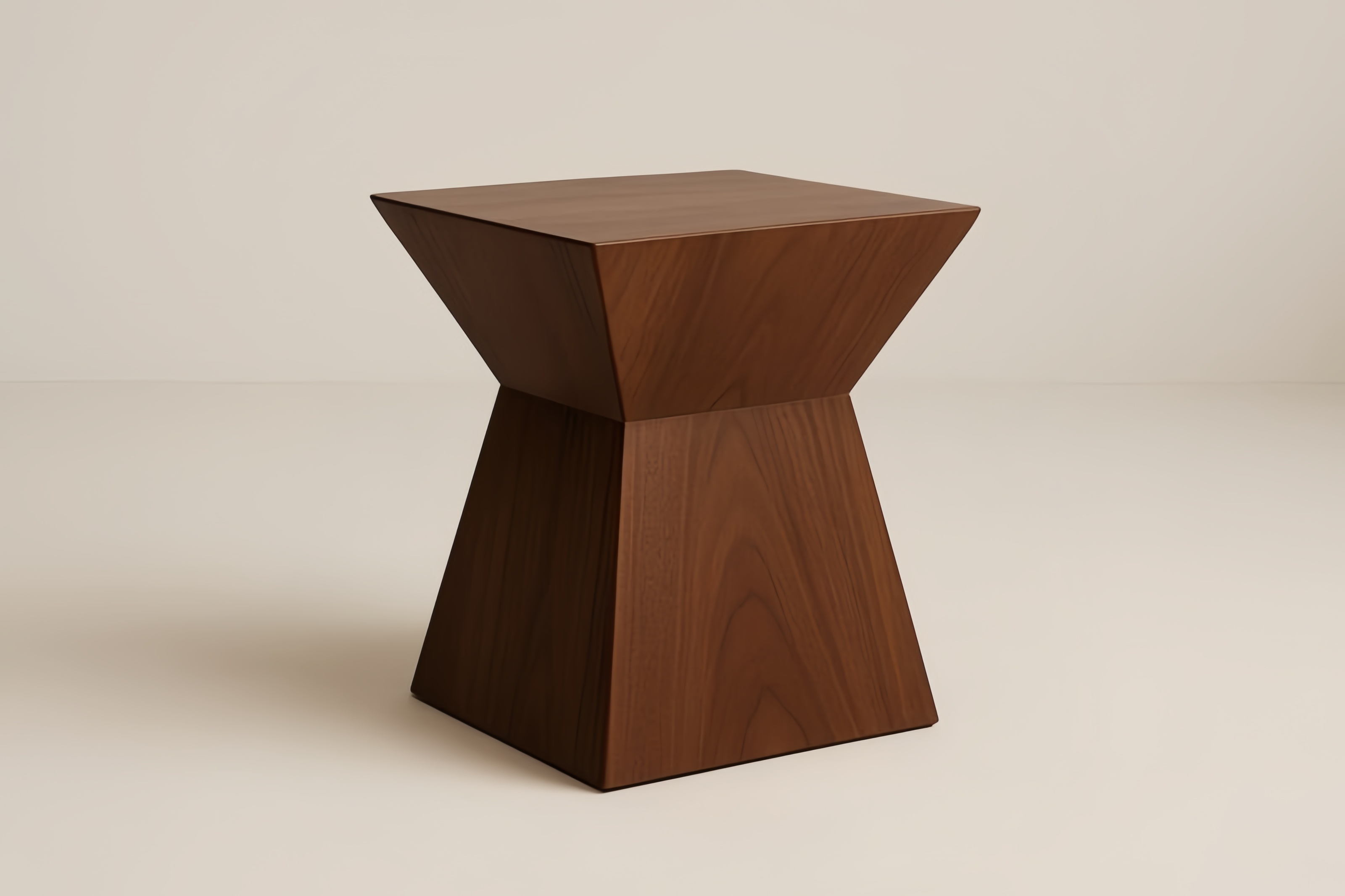 Table d'appoint en bois massif de forme géométrique marron