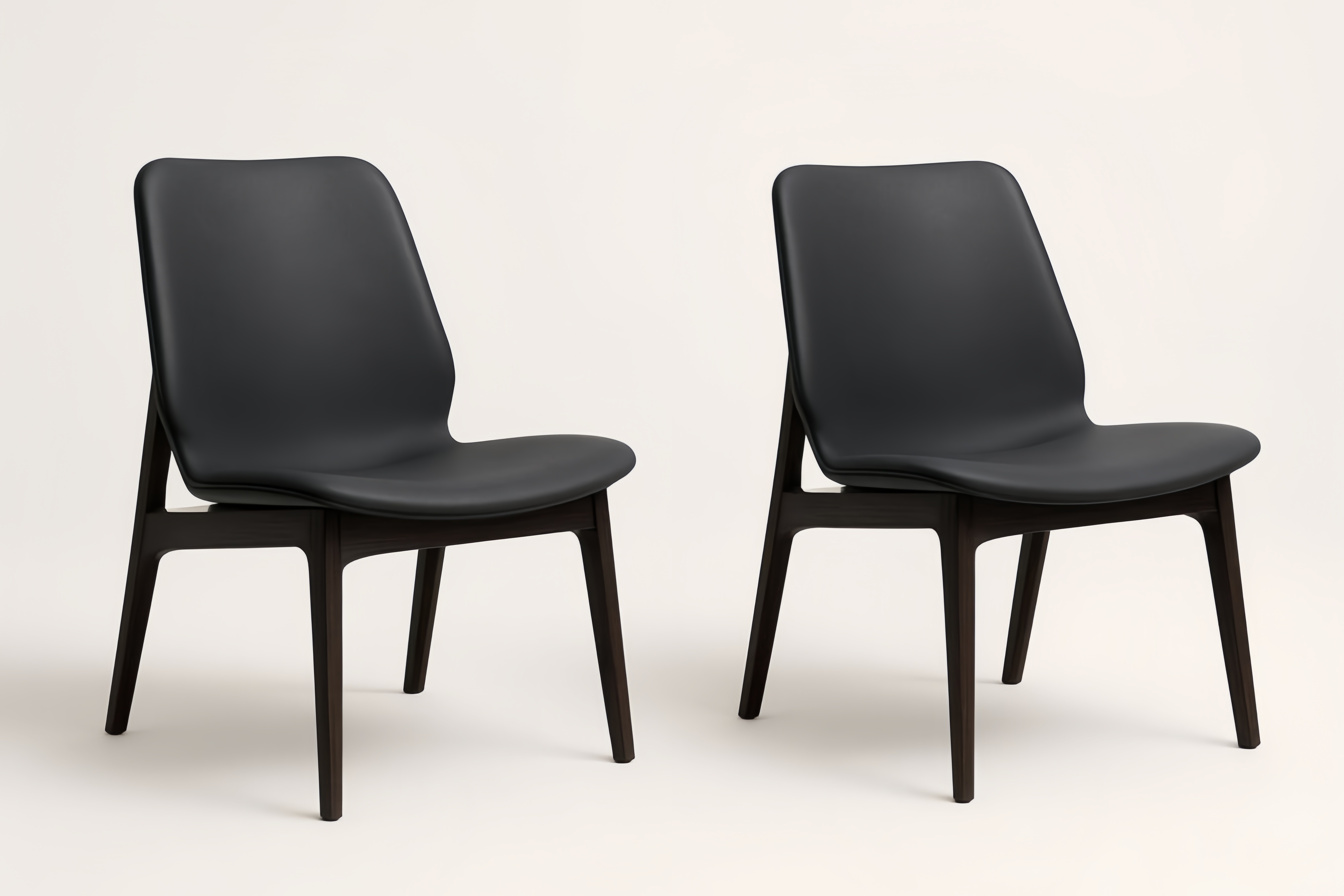 Chaises d'intérieur en cuir synthétique noir avec structure en bois