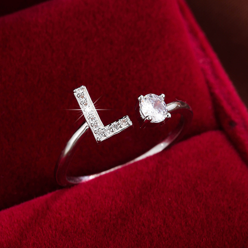 Inel înconjurat cu litere elegant, cu zirconi strălucitori