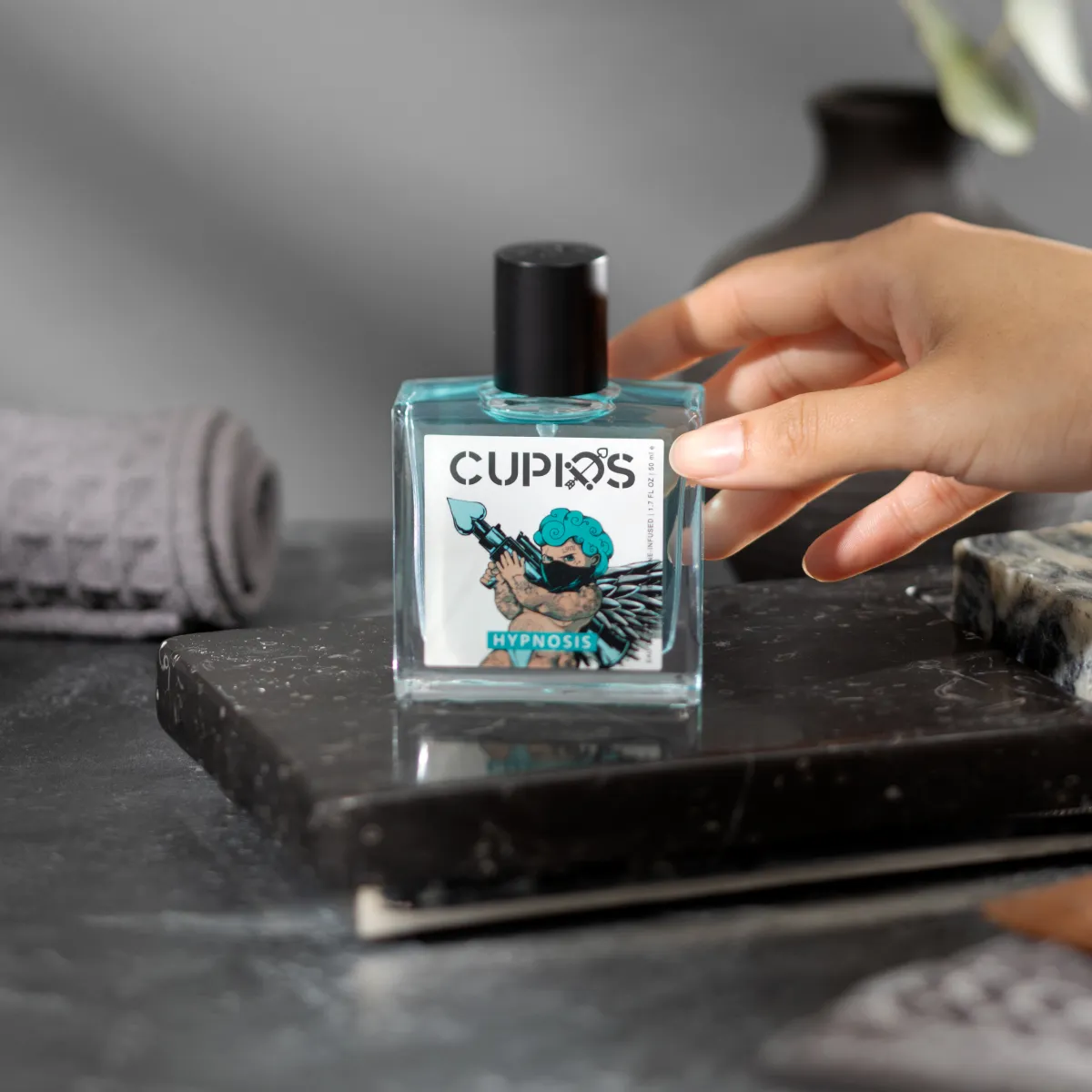 Fordítsd el a tekinteteket és égesd fel a vágyát két fújásnyi feromonos kölnivel