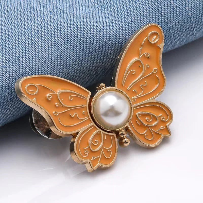 🌸🦋 POSLEDNÍ DEN! KUPTE 2, ZÍSKEJTE 2 ZDARMA 🎁💜 Odnímatelná motýlí přezka v pase – bez nářadí, nastavitelná na džíny, sukně a šaty, vytvoří tvar přesýpacích hodin ✨👗💃