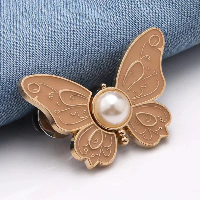 🌸🦋 POSLEDNÍ DEN! KUPTE 2, ZÍSKEJTE 2 ZDARMA 🎁💜 Odnímatelná motýlí přezka v pase – bez nářadí, nastavitelná na džíny, sukně a šaty, vytvoří tvar přesýpacích hodin ✨👗💃