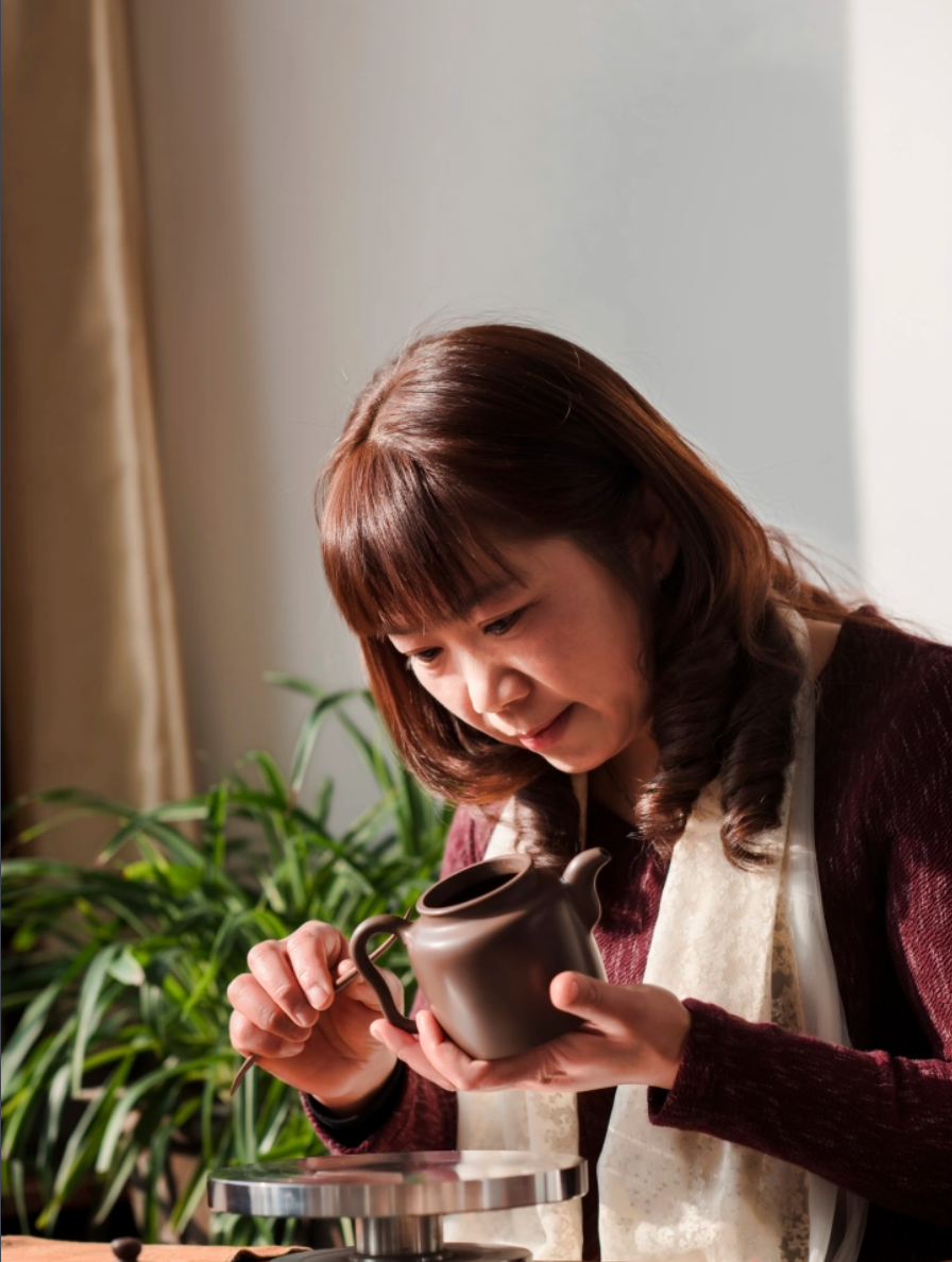 {"default":"Close up of a handmade Zhuni clay Xishi teapot with a green tea leaf logo, perfect for Oolong tea ceremonies."}
