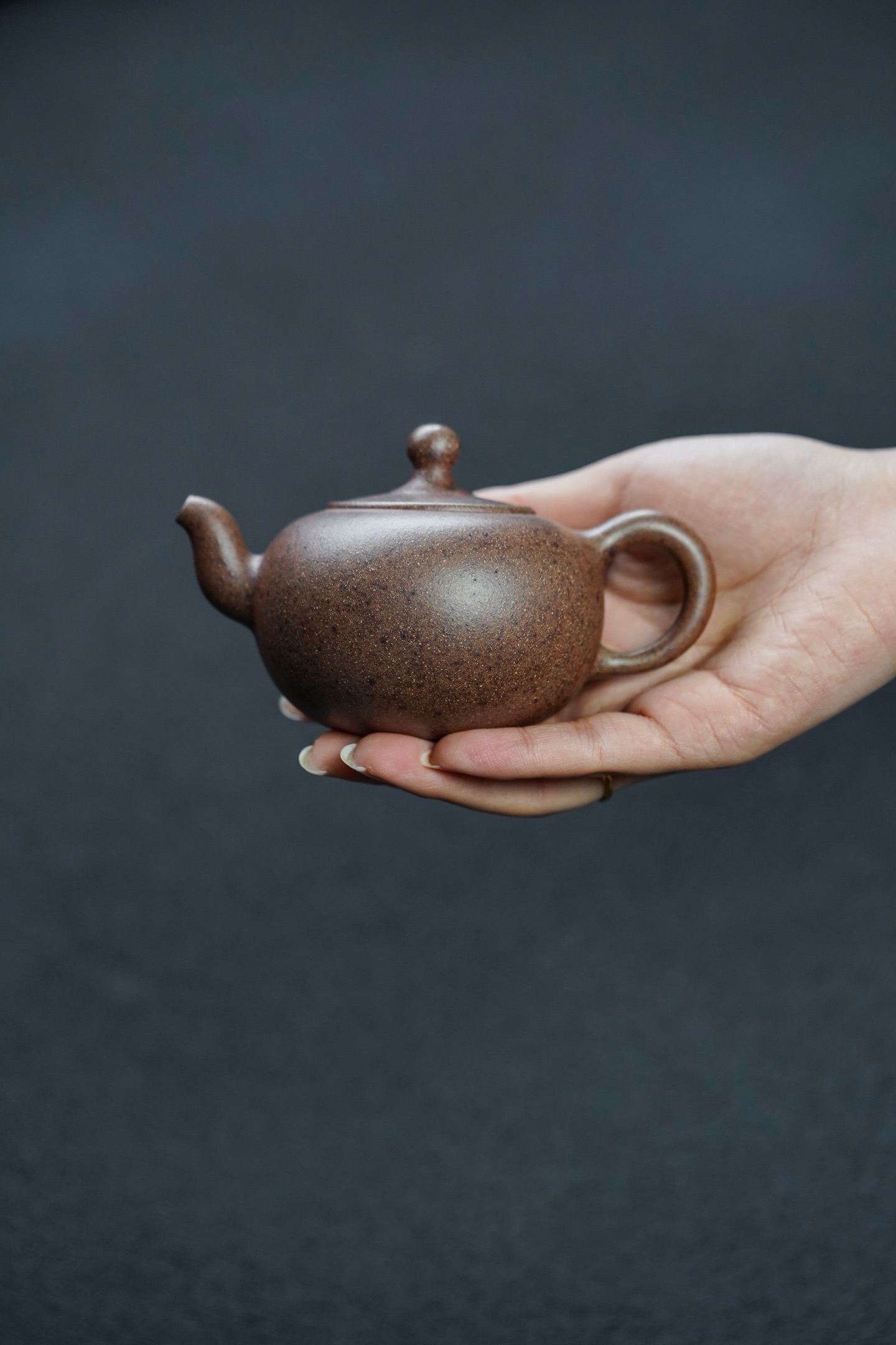Single Pearl Teapot – Ultra-High Temperature Fired Yixing Zisha Pot (200cc, Raw Purple Clay)