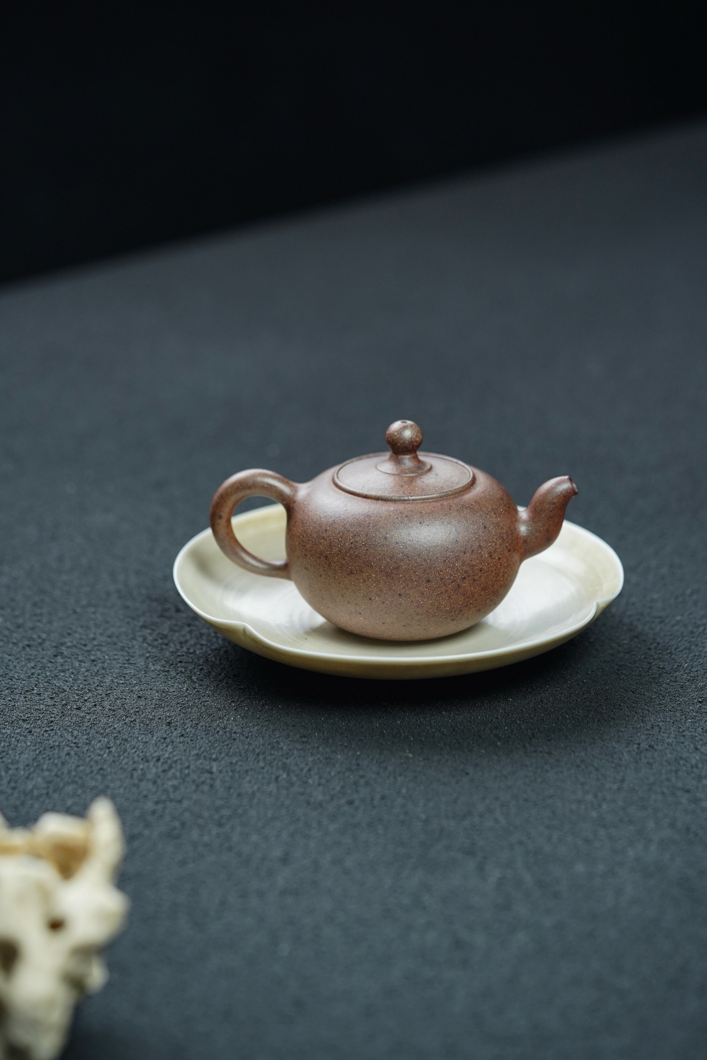 Single Pearl Teapot – Ultra-High Temperature Fired Yixing Zisha Pot (200cc, Raw Purple Clay)