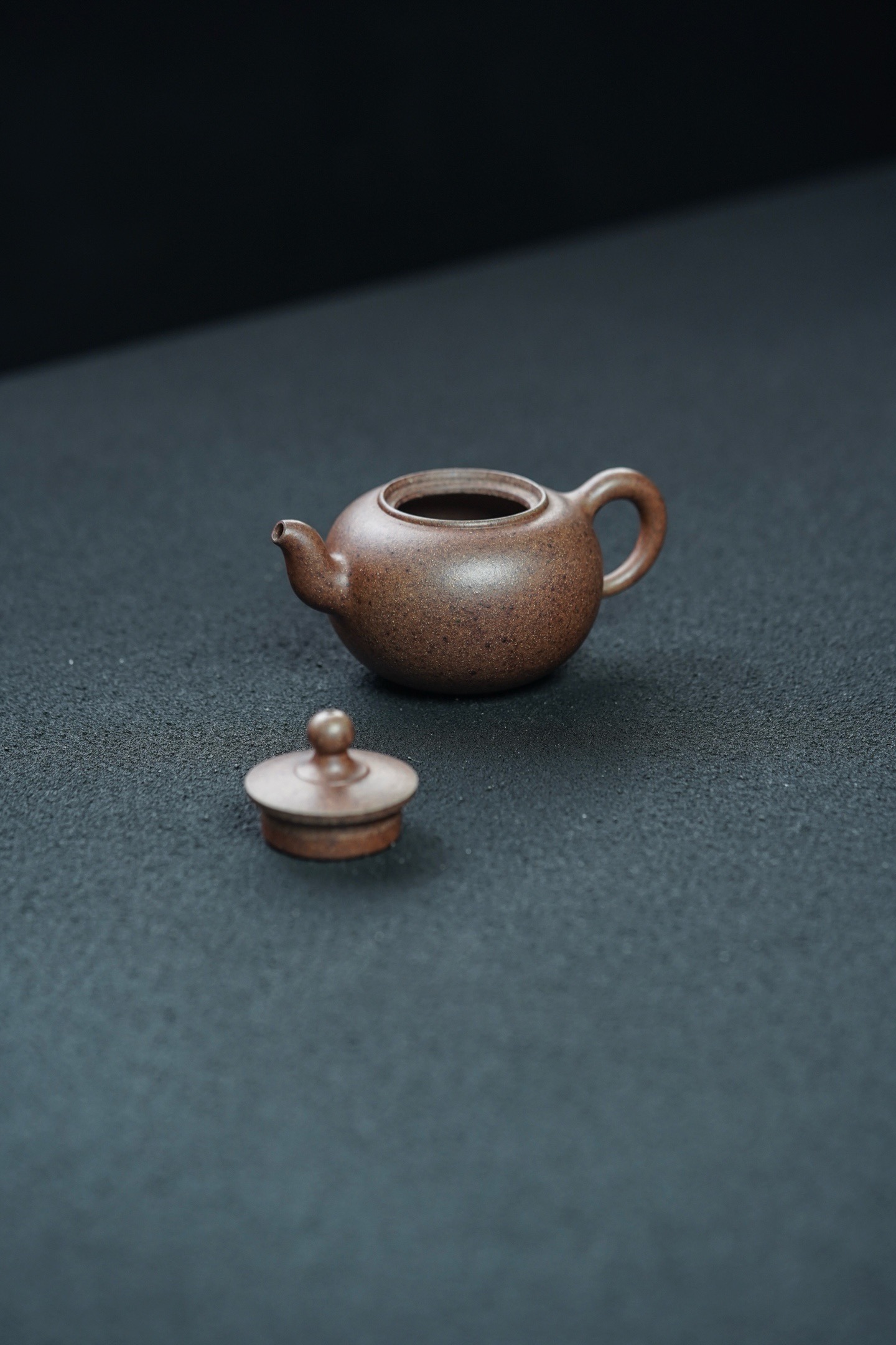 Single Pearl Teapot – Ultra-High Temperature Fired Yixing Zisha Pot (200cc, Raw Purple Clay)