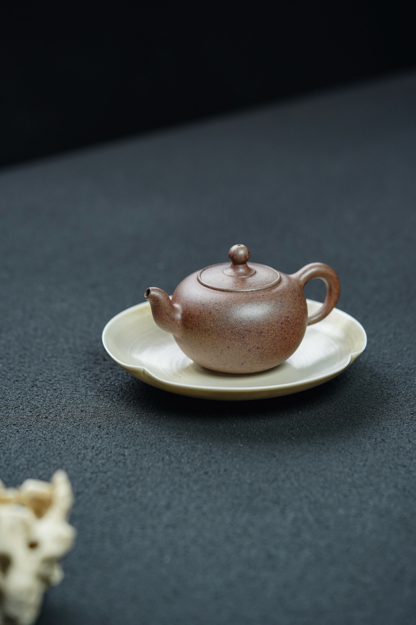 Single Pearl Teapot – Ultra-High Temperature Fired Yixing Zisha Pot (200cc, Raw Purple Clay)