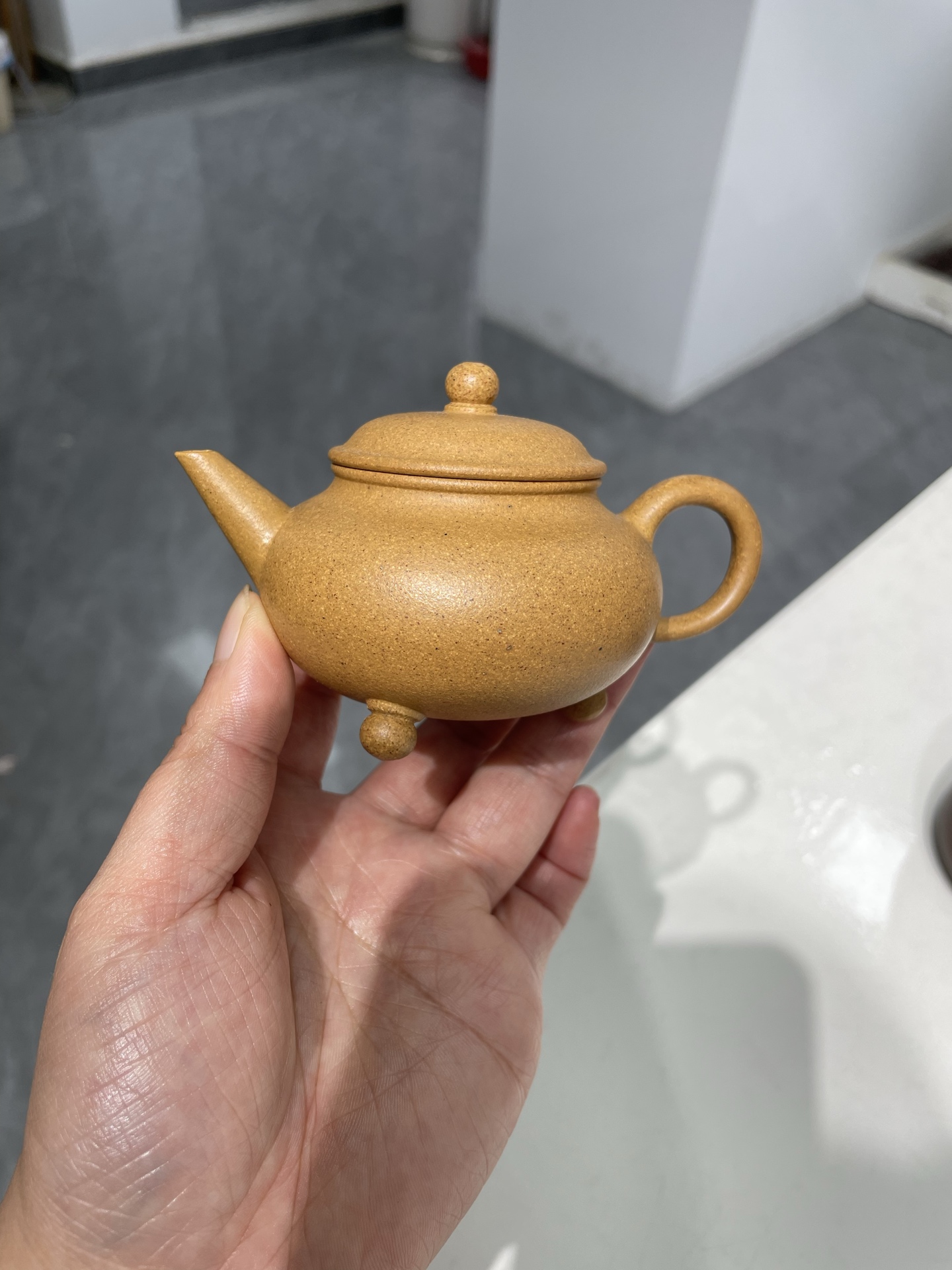 Three-Legged Level Teapot – Heritage-Inspired Collectible (100cc, Premium Golden Duan Clay)