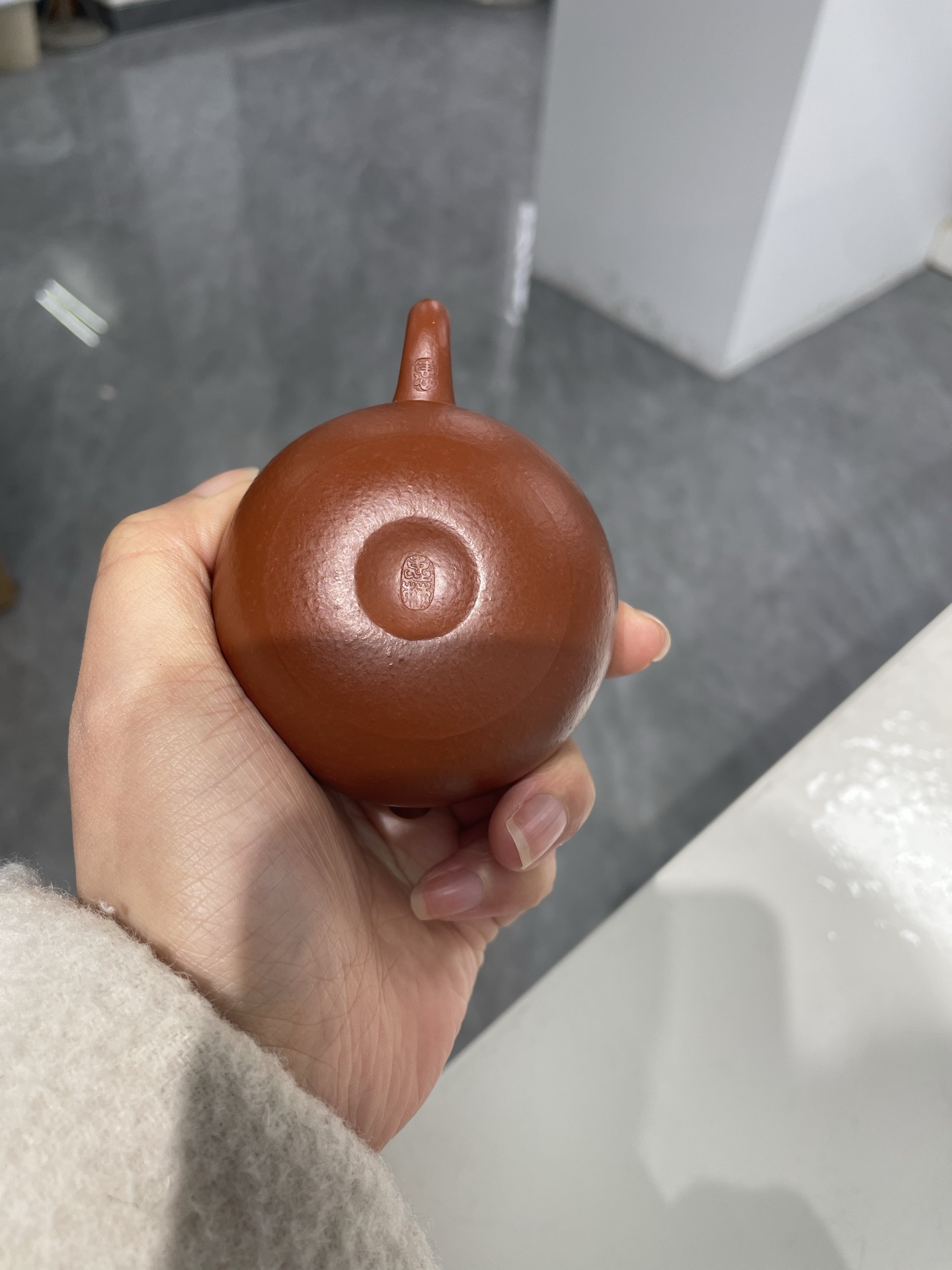 Xishi Teapot in Dahongpao Clay – Smooth & Unadorned Design