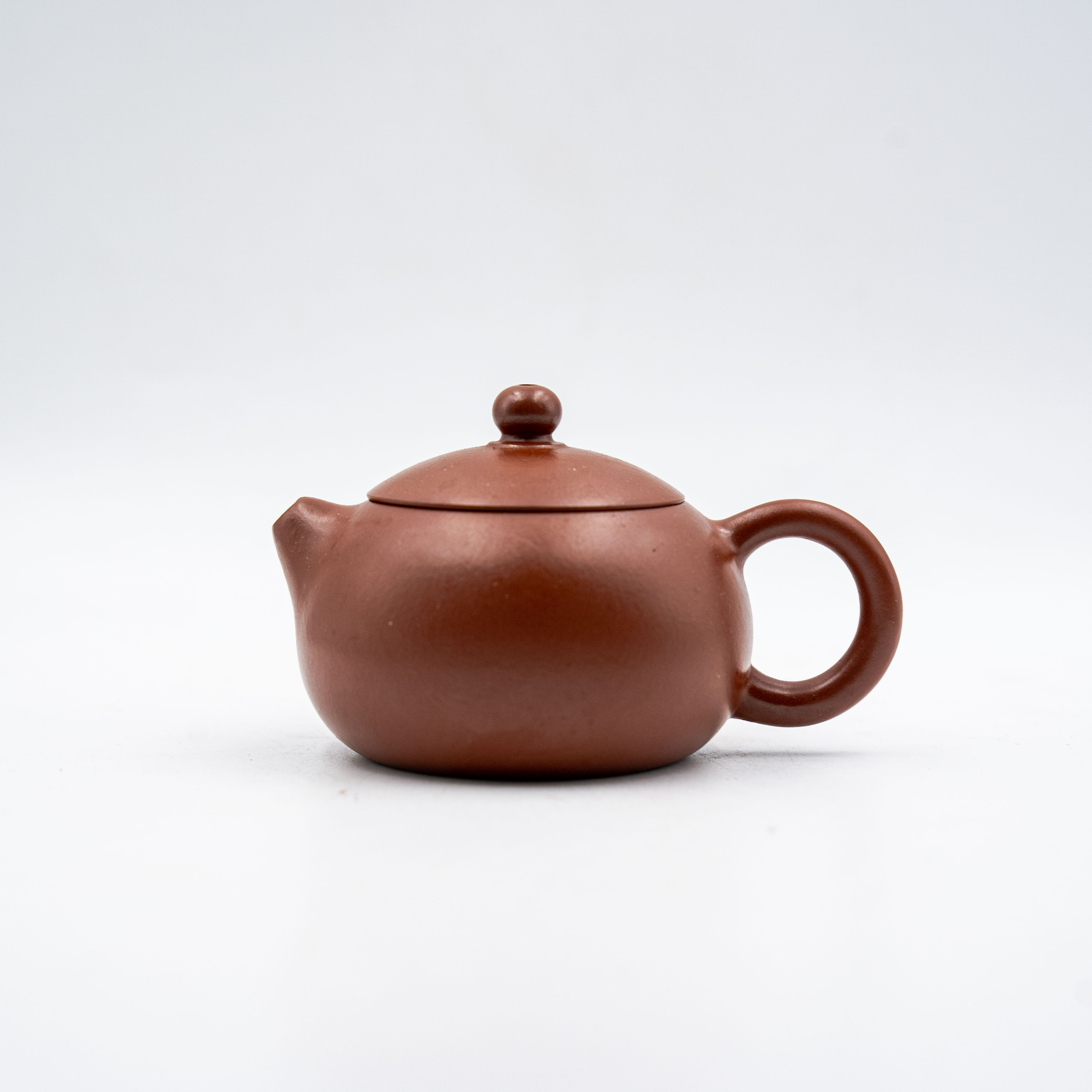 Xishi Teapot in Dahongpao Clay – Smooth & Unadorned Design