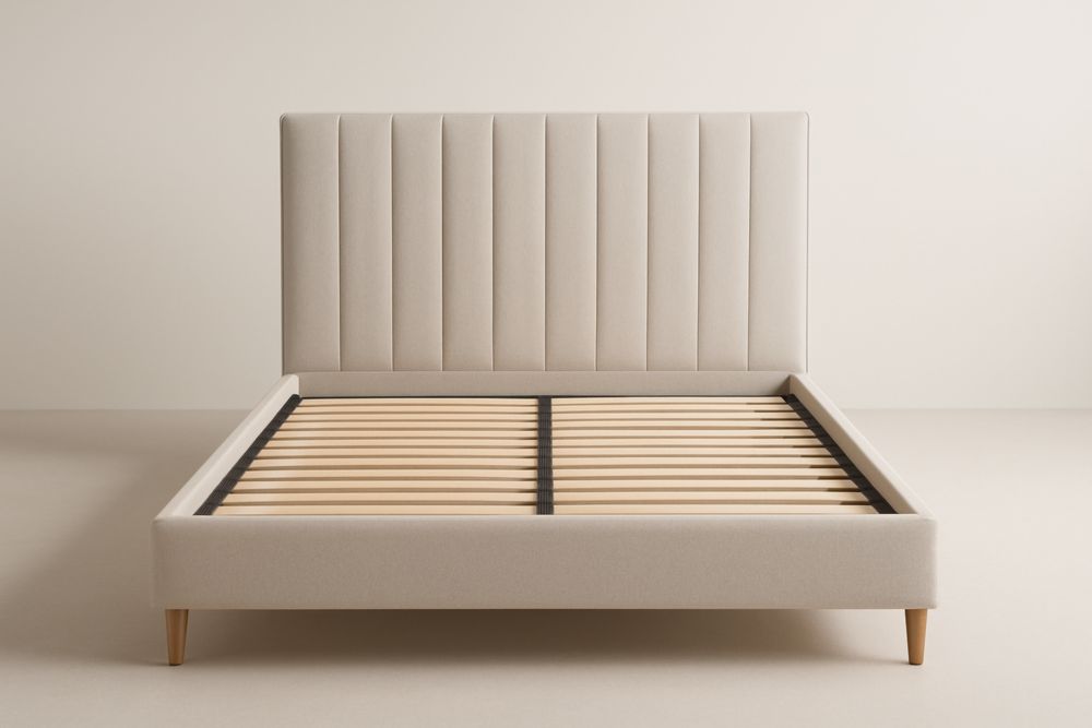 Lit double en tissu beige avec cadre en bois et sommier à lattes 170x220 cm