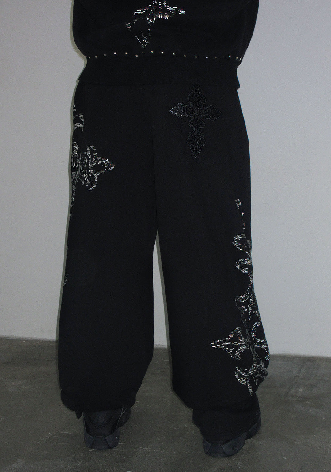 FERAL STUDDED OVERSIZED SWEATPANTS BLACK-Coordom