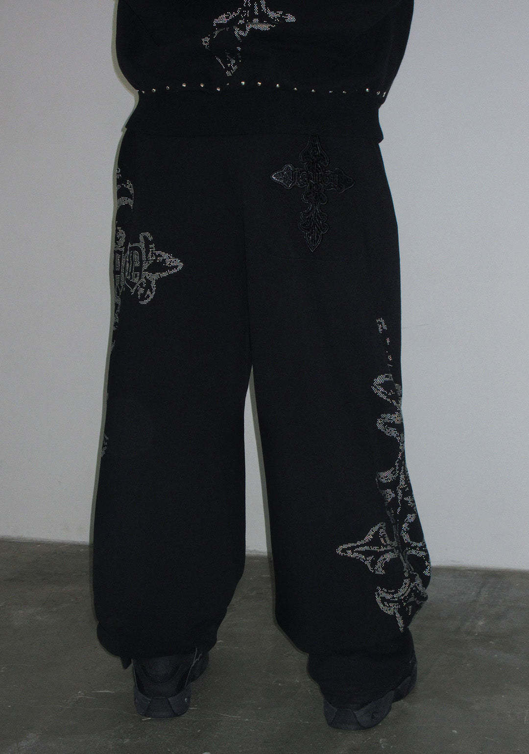 FERAL STUDDED OVERSIZED SWEATPANTS BLACK-Coordom