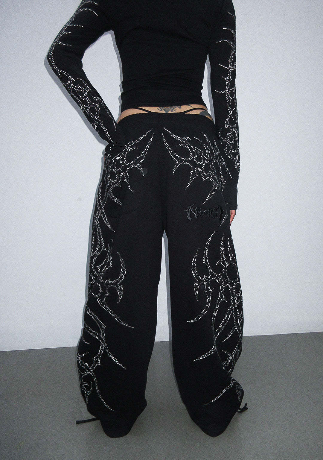 HAUNT STUDDED OVERSIZED SWEATPANTS BLACK-Coordom