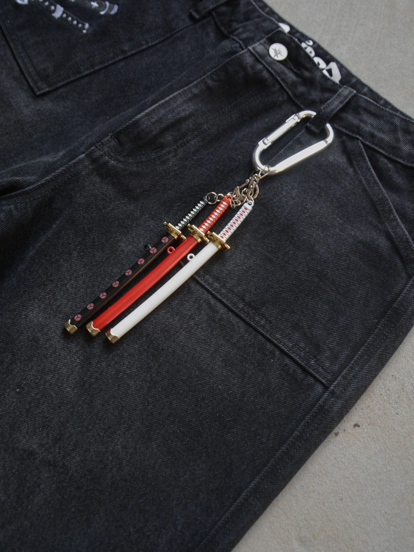 "NOTHING HAPPENED" JEANS + GIFT KEY-HANGER-Coordom
