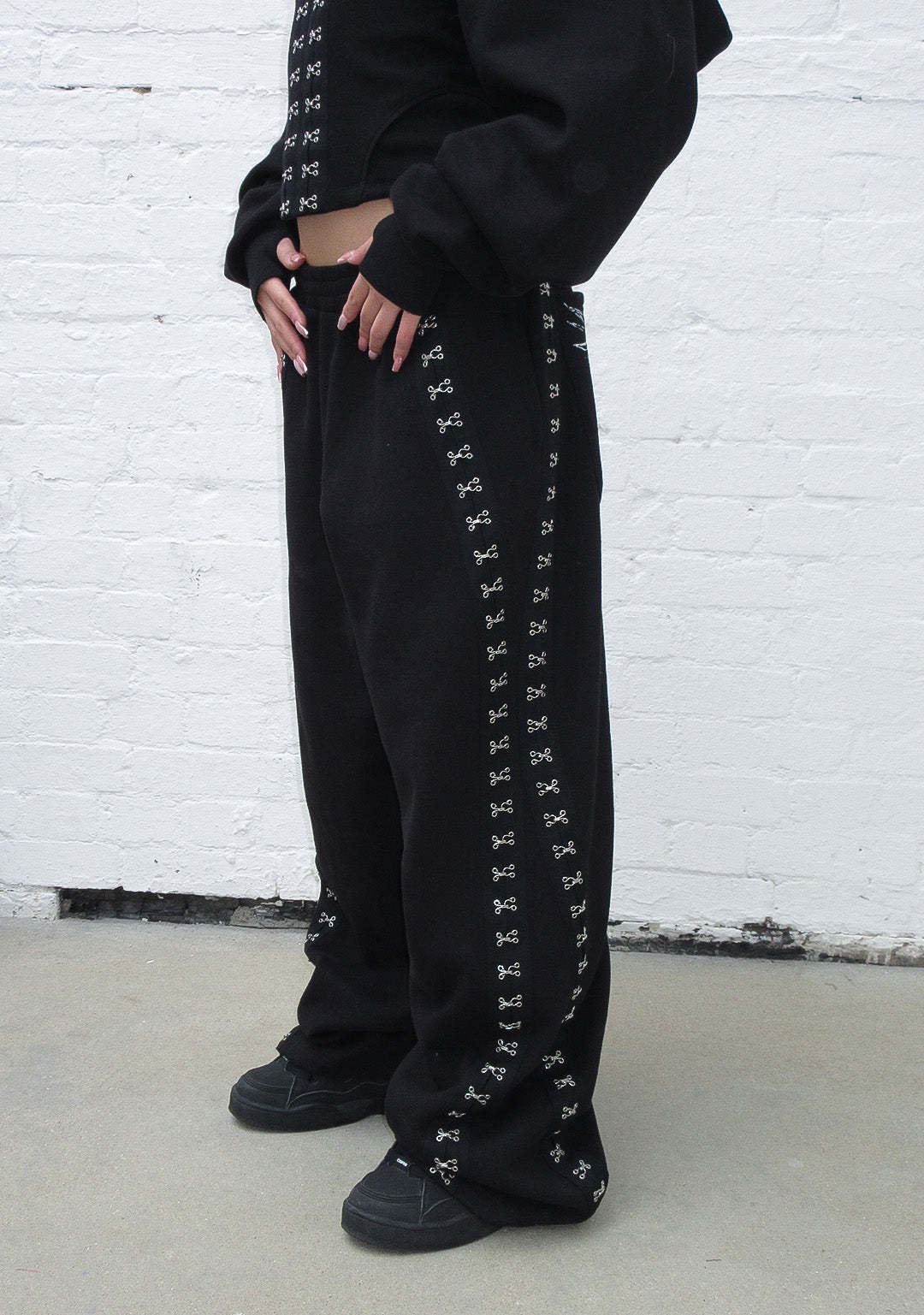 FALLEN HOOK AND EYE OVERSIZED SWEATPANTS BLACK-Coordom