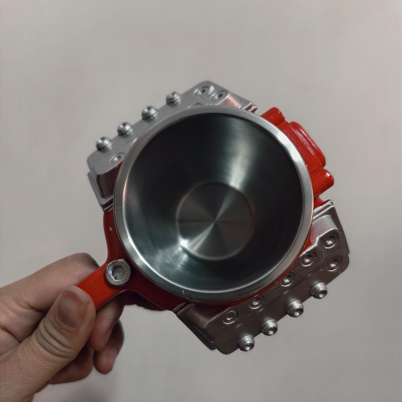 Kaffemugg med motortema, en retromugg i rostfritt stål med V8-motor.