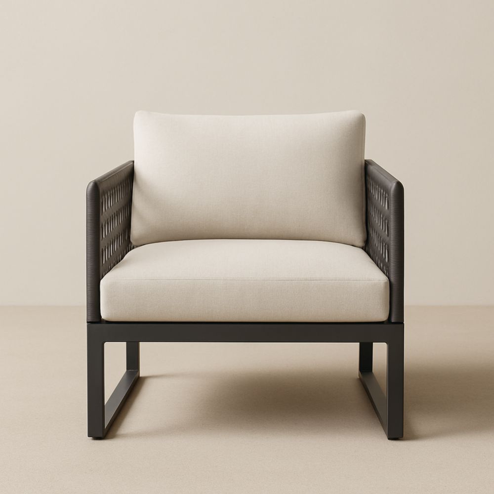 Fauteuil en métal noir et tissu beige avec accoudoirs tissés