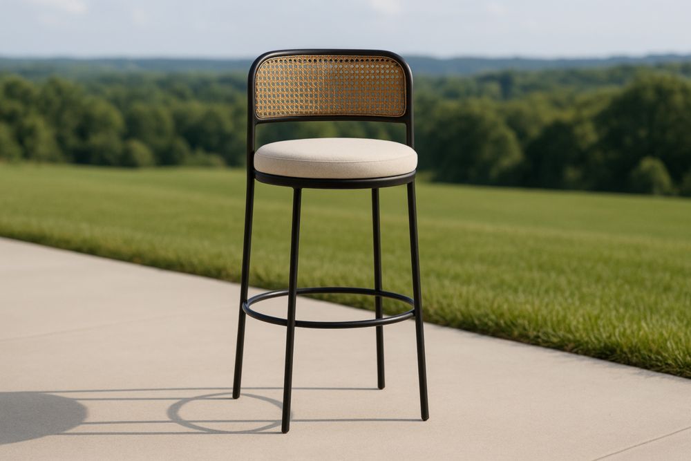 Tabouret de bar en métal noir avec dossier en rotin et siège en tissu beige