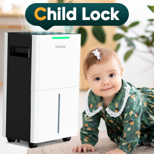 Dispositivo elettronico bianco etichettato «Child Lock» vicino a un bambino che gattona. Sembra essere un prodotto di sicurezza per