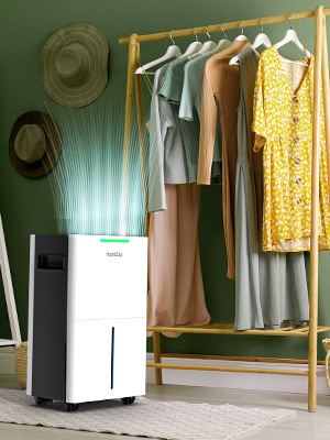 Appendiabiti color oro con capi appesi nei toni neutri e gialli, con accanto un elettrodomestico bianco.