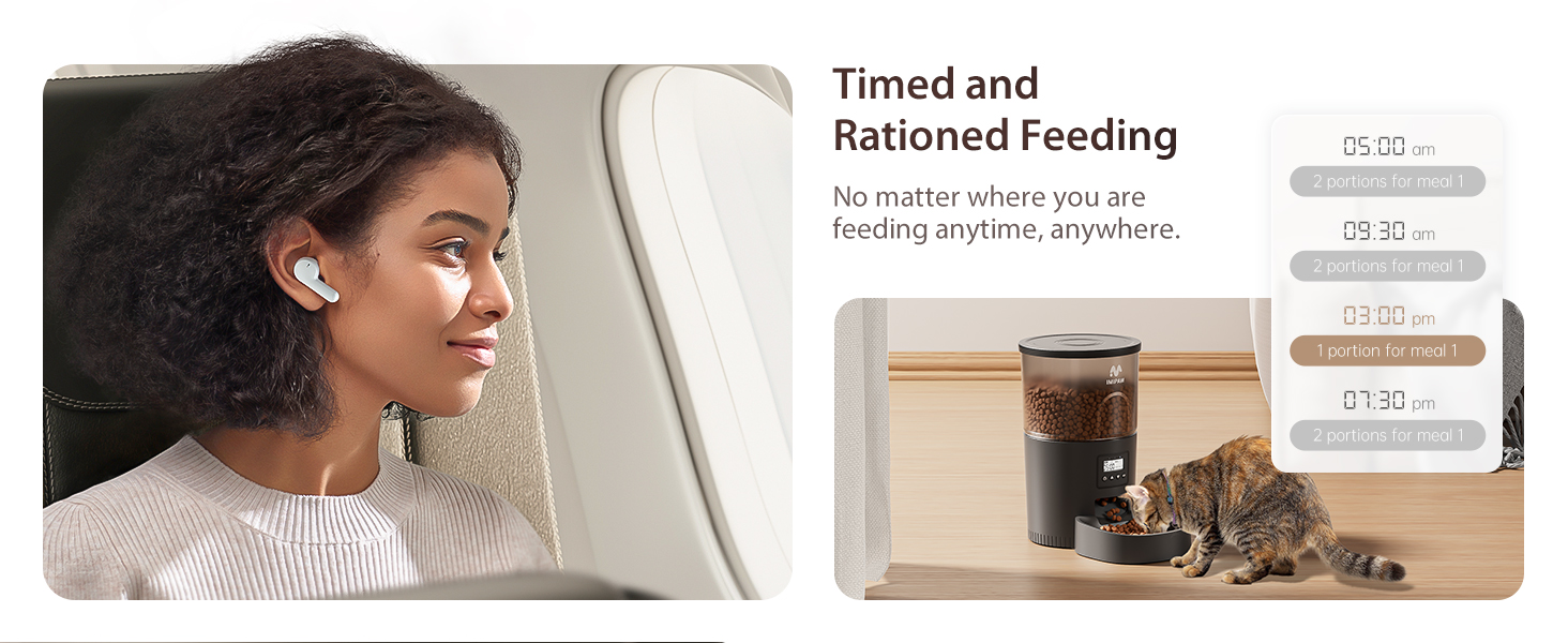 Geautomatiseerde voerbak voor huisdieren met doorzichtige container voor droogvoer. Kat eet uit de schaal naast de voerbak. Het digitale display toont de tijden van het voedingsschema.
