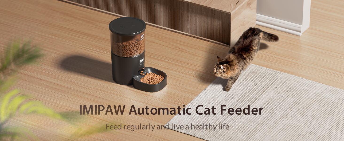 Automatische kattenvoerbak met cilindrische dispenser en bijgevoegde kom. Kat nadert voerbak op houten vloer. De tekst luidt 'IMIPAW automatische kattenvoerder' en 'Voer regelmatig en leef