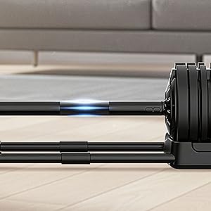 Detailopname van zwarte mechanische of telescopische onderdelen met metalen elementen, weergegeven tegen een licht oppervlak.