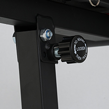 Technische foto van dichtbij met zwart metalen bevestigingsmateriaal of beugelcomponenten vanuit meerdere hoeken, met mechanische aanpassingsfuncties.