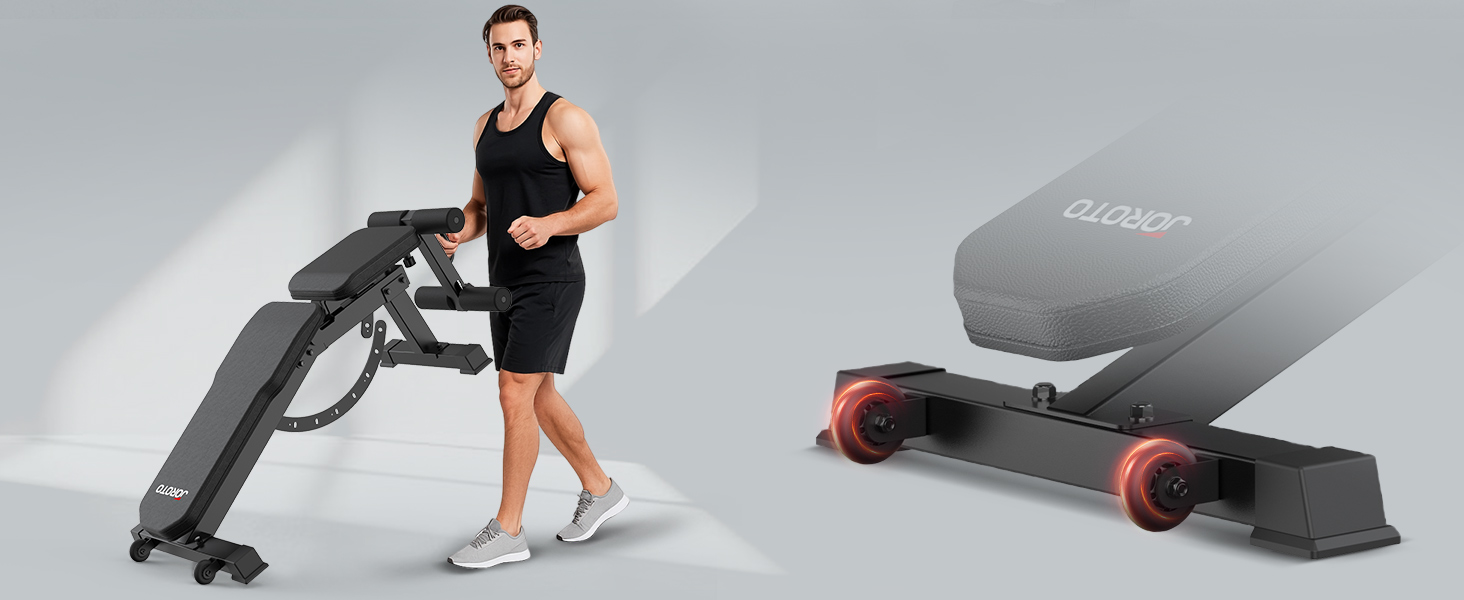 Persoon die fitnessapparatuur demonstreert tegen een grijze achtergrond, naast een donker skateboardachtig apparaat met wielen.