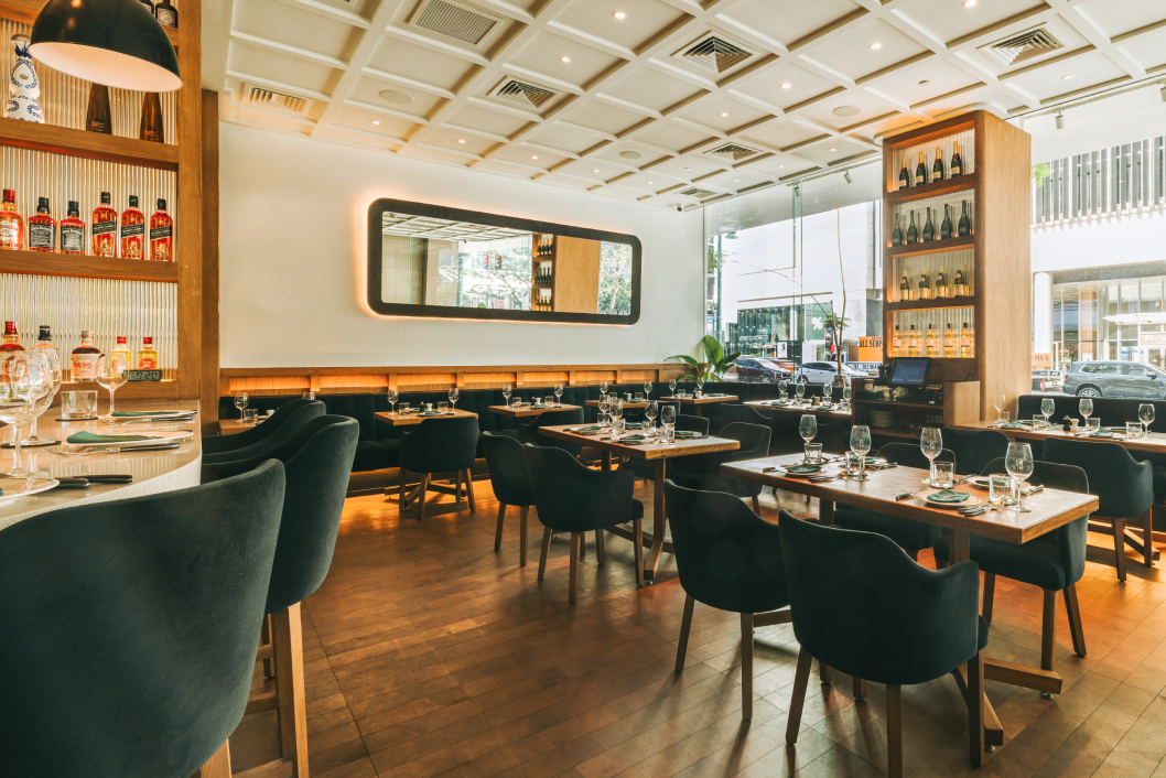 New York Project Modern Steakhouse Restaurant Furniture Set Customized Bistro Dining Tables Chairs and Fabric Booth Seating