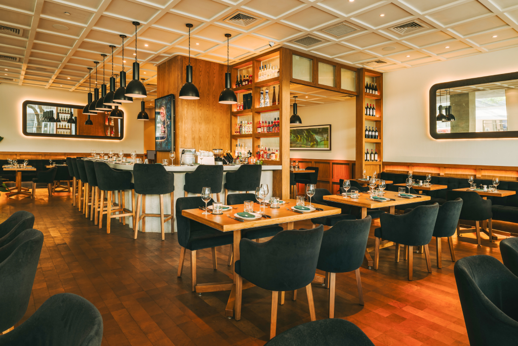 New York Project Modern Steakhouse Restaurant Furniture Set Customized Bistro Dining Tables Chairs and Fabric Booth Seating