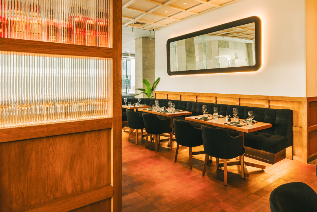 New York Project Modern Steakhouse Restaurant Furniture Set Customized Bistro Dining Tables Chairs and Fabric Booth Seating