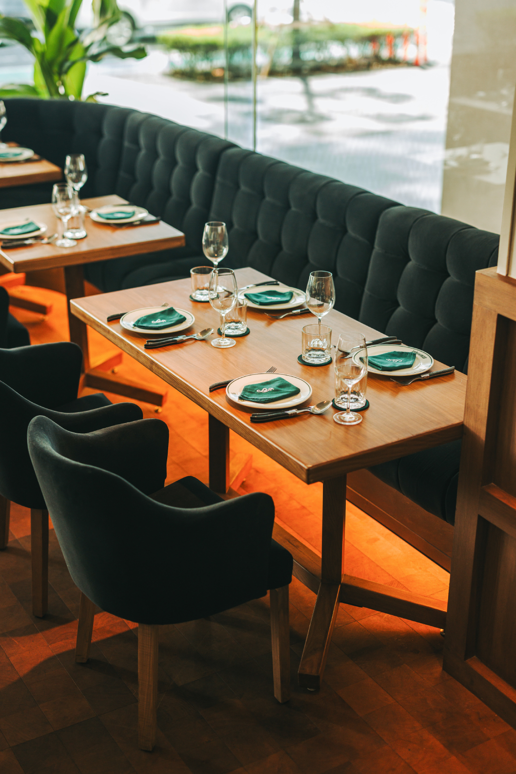 New York Project Modern Steakhouse Restaurant Furniture Set Customized Bistro Dining Tables Chairs and Fabric Booth Seating